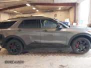 ✅ 2023 Ford Explorer ST • VIN: 1FM5K8GC5PGC26305 • Lot: 42166101. Wystawiony na IAAI z przebiegiem 27 064 mil. Bezpłatny archiwum sprzedaży aukcyjnych z USA i szczegółowy raport historii pojazdu na DreamBid. Zdjęcie 13.