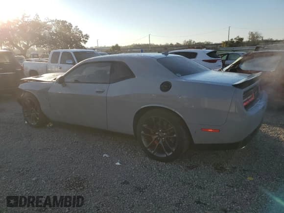 ✅ 2022 Dodge Challenger R/T Scat Pack Widebody • VIN: 2C3CDZFJ1NH137056 • Lot: 43576184. Wystawiony na Copart z przebiegiem 13 027 mil. Bezpłatny archiwum sprzedaży aukcyjnych z USA i szczegółowy raport historii pojazdu na DreamBid. Zdjęcie 2.