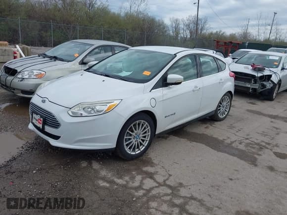 ✅ 2013 Ford Focus Electric • VIN: 1FADP3R49DL273355 • Lot: 41931111. Listed on IAAI with 17,078 mi. Free auction sales archive from the USA and detailed vehicle history report at DreamBid. Image 17.