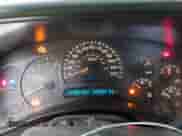 2004 Chevrolet Silverado 1500 Work Truck z VIN 1GCEC14X24Z263232, wystawiony jako IAAI lot #41720611 z przebiegiem 272 921 mil mil oraz . Historia ofert i sprzedaży dostępna na DreamBid. Obrazek 7.