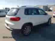 2013 Volkswagen Tiguan SE z VIN WVGAV7AX7DW555195, wystawiony jako Copart lot #61065725 z przebiegiem 126 911 mil mil oraz Szkoda całkowita • Salvage title. Historia ofert i sprzedaży dostępna na DreamBid. Obrazek 3.