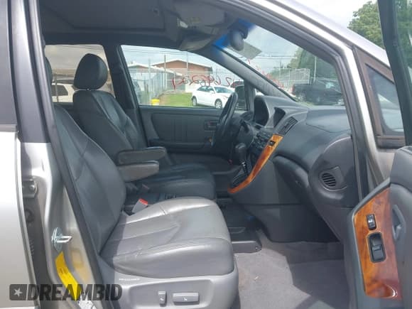 ✅ 2000 Lexus RX 300 • VIN: JT6HF10U2Y0146381 • Lot: 42698227. Listed on IAAI with 323,952 mi. Free auction sales archive from the USA and detailed vehicle history report at DreamBid. Image 5.