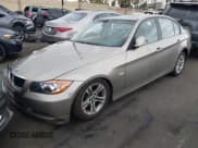 ✅ 2008 BMW 3 Series 328i • VIN: WBAVC53548F009582 • Лот: 43751515. Опубликован ранее на IAAI с пробегом 88 281 миль. Бесплатный доступ к архиву аукционных продаж из США и подробный отчёт об истории автомобиля на DreamBid. Изображение 2.