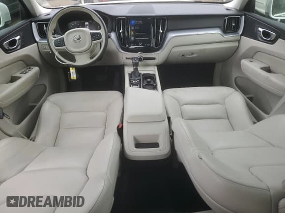 ✅ 2020 Volvo XC60 Momentum • VIN: YV4102DK3L1423582 • Lot: 90658485. Wystawiony na Copart z przebiegiem 60 835 mil. Bezpłatny archiwum sprzedaży aukcyjnych z USA i szczegółowy raport historii pojazdu na DreamBid. Zdjęcie 8.