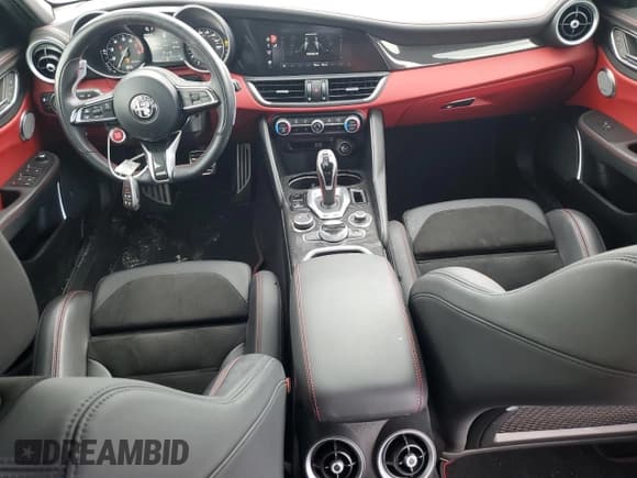 ✅ 2021 Alfa Romeo Giulia Quadrifoglio • VIN: ZARFAMEV6M7648559 • Lot: 60472794. Wystawiony na Copart z przebiegiem 22 622 mil. Bezpłatny archiwum sprzedaży aukcyjnych z USA i szczegółowy raport historii pojazdu na DreamBid. Zdjęcie 8.