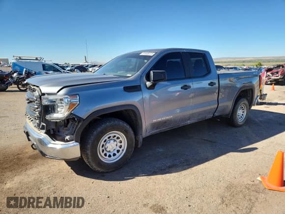 ✅ 2020 GMC Sierra 1500 • VIN: 1GTR9AEF6LZ221022 • Лот: 81638415. Опубликован ранее на Copart с пробегом 121 808 миль. Бесплатный доступ к архиву аукционных продаж из США и подробный отчёт об истории автомобиля на DreamBid. Изображение 1.