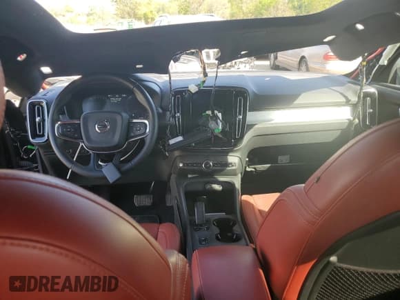 ✅ 2019 Volvo XC40 Momentum • VIN: YV4162XZ5K2009767 • Lot: 48783773. Listed on Copart with 35,990 mi. Free auction sales archive from the USA and detailed vehicle history report at DreamBid. Image 8.