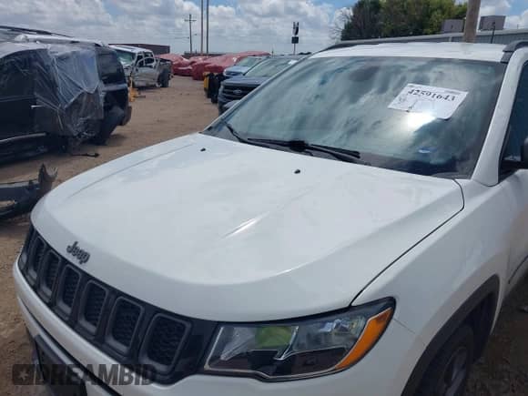 2021 Jeep Compass 80th Anniversary z VIN 3C4NJCEB6MT571564, wystawiony jako IAAI lot #42591643 z przebiegiem 56 999 mil mil oraz . Historia ofert i sprzedaży dostępna na DreamBid. Obrazek 6.