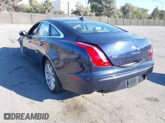✅ 2015 Jaguar XJ • VIN: SAJWA1CZ8F8V82299 • Lot: 40586325. Wystawiony na IAAI z przebiegiem Nie podano. Bezpłatny archiwum sprzedaży aukcyjnych z USA i szczegółowy raport historii pojazdu na DreamBid. Zdjęcie 3.