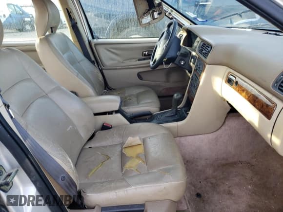 ✅ 1998 Volvo S70 • VIN: YV1LS558XW1551651 • Lot: 46992855. Wystawiony na Copart z przebiegiem 110 709 mil. Bezpłatny archiwum sprzedaży aukcyjnych z USA i szczegółowy raport historii pojazdu na DreamBid. Zdjęcie 7.