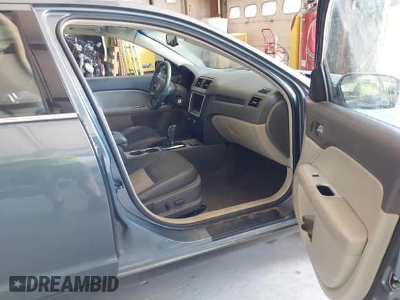 ✅ 2011 Mercury Milan Hybrid • VIN: 3MEDM0L33BR601934 • Lot: 42573108. Listed on IAAI with 161,278 mi. Free auction sales archive from the USA and detailed vehicle history report at DreamBid. Image 5.