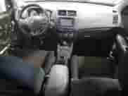 2017 Mitsubishi Outlander SE z VIN JA4AR3AW7HZ027440, wystawiony jako Copart lot #60461545 z przebiegiem 44 686 mil mil oraz Szkoda całkowita • Salvage title. Historia ofert i sprzedaży dostępna na DreamBid. Obrazek 8.