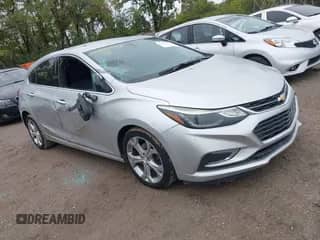 2018 Chevrolet Cruze Premier z VIN 3G1BF6SM8JS564749, wystawiony jako IAAI lot #43270687 z przebiegiem 175 318 mil mil oraz . Historia ofert i sprzedaży dostępna na DreamBid. Obrazek 1.