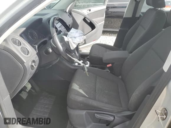 ✅ 2013 Volkswagen Tiguan S • VIN: WVGBV3AX0DW580839 • Lot: 91923325. Listed on Copart with 171,206 mi. Free auction sales archive from the USA and detailed vehicle history report at DreamBid. Image 7.