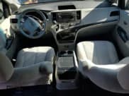 ✅ 2011 Toyota Sienna LE • VIN: 5TDKK3DC3BS089362 • Lot: 82618395. Wystawiony na Copart z przebiegiem 136 094 mil. Bezpłatny archiwum sprzedaży aukcyjnych z USA i szczegółowy raport historii pojazdu na DreamBid. Zdjęcie 8.