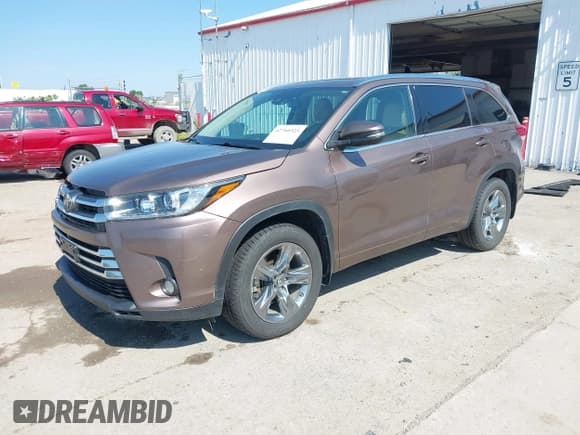 ✅ 2017 Toyota Highlander Limited • VIN: 5TDDZRFH2HS367211 • Lot: 42760323. Listed on IAAI with 125,935 mi. Free auction sales archive from the USA and detailed vehicle history report at DreamBid. Image 18.