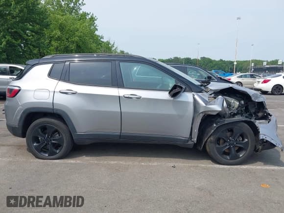✅ 2018 Jeep Compass Latitude • VIN: 3C4NJDBB2JT313502 • Lot: 42497008. Listed on IAAI with 125,919 mi. Free auction sales archive from the USA and detailed vehicle history report at DreamBid. Image 13.