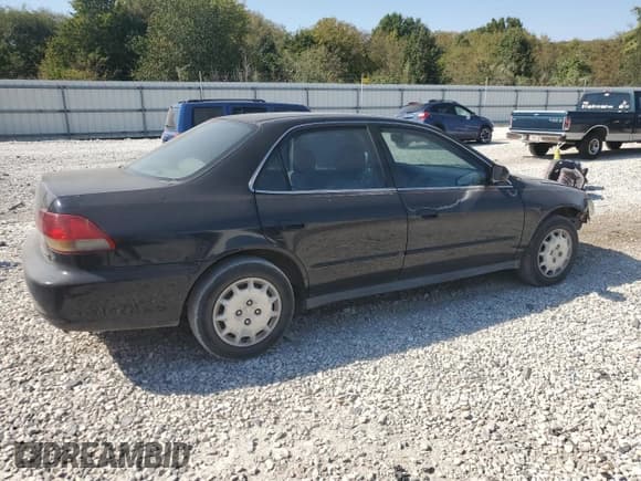 ✅ 2002 Honda Accord LX • VIN: 1HGCG55422A065867 • Lot: 75546674. Wystawiony na Copart z przebiegiem 200 978 mil. Bezpłatny archiwum sprzedaży aukcyjnych z USA i szczegółowy raport historii pojazdu na DreamBid. Zdjęcie 3.