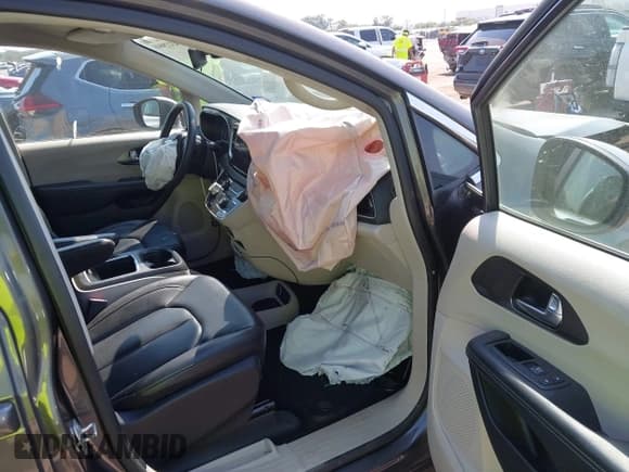 ✅ 2023 Chrysler Pacifica Touring L • VIN: 2C4RC1BG0PR546859 • Lot: 43229048. Wystawiony na IAAI z przebiegiem 86 953 mil. Bezpłatny archiwum sprzedaży aukcyjnych z USA i szczegółowy raport historii pojazdu na DreamBid. Zdjęcie 5.