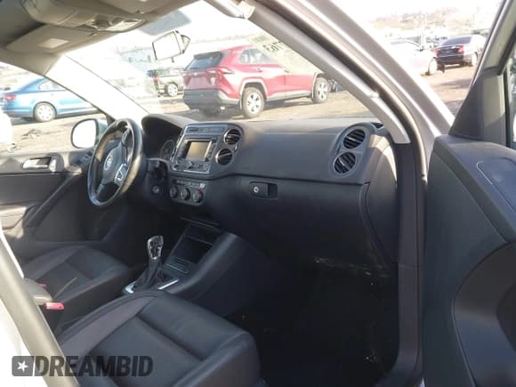 ✅ 2013 Volkswagen Tiguan S • VIN: WVGAV3AX0DW572915 • Лот: 41937763. Опубликован ранее на IAAI с пробегом 65 136 миль. Бесплатный доступ к архиву аукционных продаж из США и подробный отчёт об истории автомобиля на DreamBid. Изображение 5.