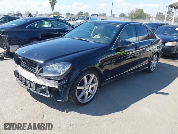 ✅ 2014 Mercedes-Benz C 250 Sport • VIN: WDDGF4HB9EG254966 • Lot: 43274146. Wystawiony na IAAI z przebiegiem 139 244 mil. Bezpłatny archiwum sprzedaży aukcyjnych z USA i szczegółowy raport historii pojazdu na DreamBid. Zdjęcie 2.