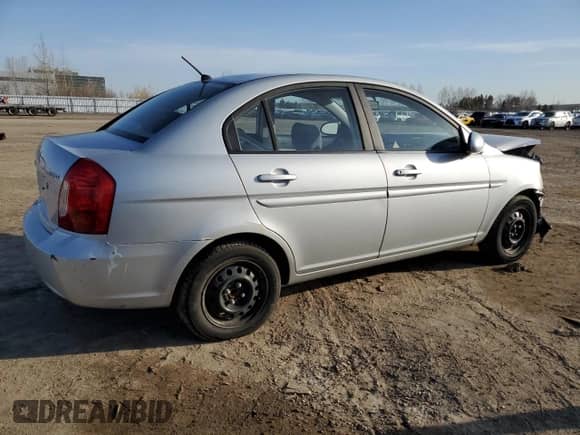 2009 Hyundai Accent L z VIN KMHCN45C69U343406, wystawiony jako Copart lot #49742074 z przebiegiem 83 883 mil mil oraz Szkoda całkowita • Salvage title. Historia ofert i sprzedaży dostępna na DreamBid. Obrazek 3.
