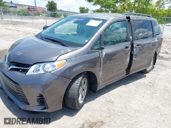 ✅ 2020 Toyota Sienna LE Auto Access Seat • VIN: 5TDKZ3DC9LS086866 • Lot: 42353682. Listed on IAAI with 60,951 mi. Free auction sales archive from the USA and detailed vehicle history report at DreamBid. Image 2.