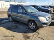 ✅ 2009 Kia Sportage LX • VIN: KNDJF724X97571379 • Lot: 90826215. Wystawiony na Copart z przebiegiem 143 239 mil. Bezpłatny archiwum sprzedaży aukcyjnych z USA i szczegółowy raport historii pojazdu na DreamBid. Zdjęcie 4.