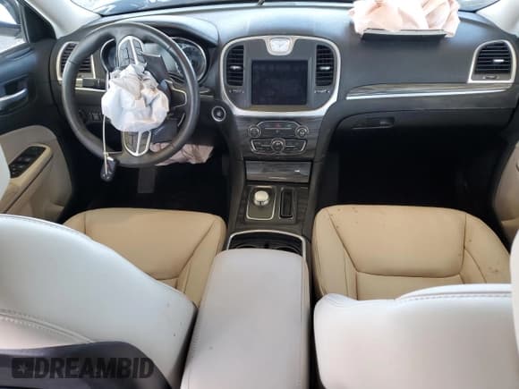 ✅ 2020 Chrysler 300 Touring L • VIN: 2C3CCAAGXLH154578 • Lot: 90904515. Wystawiony na Copart z przebiegiem 32 990 mil. Bezpłatny archiwum sprzedaży aukcyjnych z USA i szczegółowy raport historii pojazdu na DreamBid. Zdjęcie 8.