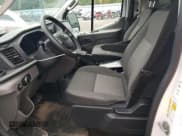 ✅ 2020 Ford Transit Cargo • VIN: 1FTYE1Y87LKA06133 • Lot: 70294424. Wystawiony na Copart z przebiegiem 81 602 mil. Bezpłatny archiwum sprzedaży aukcyjnych z USA i szczegółowy raport historii pojazdu na DreamBid. Zdjęcie 7.