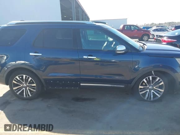 ✅ 2016 Ford Explorer Platinum • VIN: 1FM5K8HTXGGD09498 • Lot: 41661438. Wystawiony na IAAI z przebiegiem 98 197 mil. Bezpłatny archiwum sprzedaży aukcyjnych z USA i szczegółowy raport historii pojazdu na DreamBid. Zdjęcie 13.