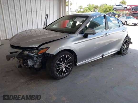 2022 Toyota Camry SE z VIN 4T1G11AK2NU651062, wystawiony jako IAAI lot #42473429 z przebiegiem 46 906 mil mil oraz . Historia ofert i sprzedaży dostępna na DreamBid. Obrazek 2.