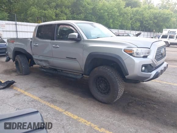 ✅ 2018 Toyota Tacoma SR • VIN: 3TMCZ5AN7JM122640 • Lot: 42452278. Listed on IAAI with 130,893 mi. Free auction sales archive from the USA and detailed vehicle history report at DreamBid. Image 1.