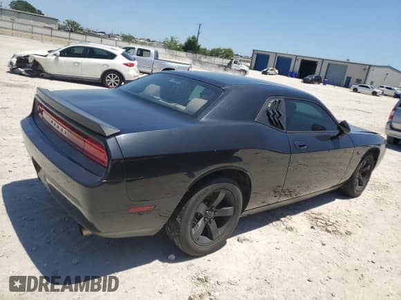 2010 Dodge Challenger SE z VIN 2B3CJ4DV9AH322819, wystawiony jako Copart lot #57610064 z przebiegiem 75 513 mil mil oraz Szkoda całkowita • Salvage title. Historia ofert i sprzedaży dostępna na DreamBid. Obrazek 3.