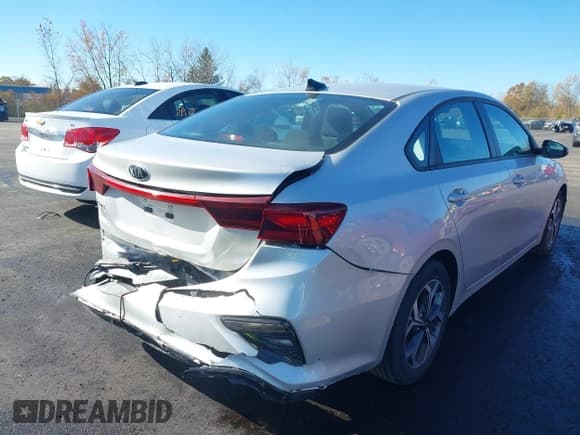 ✅ 2020 Kia Forte LXS • VIN: 3KPF24ADXLE176174 • Lot: 43510285. Wystawiony na IAAI z przebiegiem 9 896 mil. Bezpłatny archiwum sprzedaży aukcyjnych z USA i szczegółowy raport historii pojazdu na DreamBid. Zdjęcie 4.
