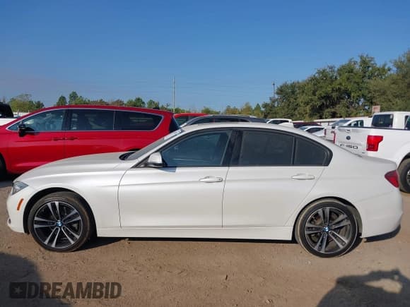 ✅ 2018 BMW 3 Series 330i • VIN: WBA8B9G58JNV00220 • Lot: 43516070. Wystawiony na IAAI z przebiegiem 113 508 mil. Bezpłatny archiwum sprzedaży aukcyjnych z USA i szczegółowy raport historii pojazdu na DreamBid. Zdjęcie 14.