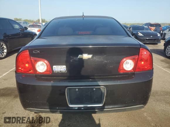 2010 Chevrolet Malibu 1LS z VIN 1G1ZB5EB2A4131409, wystawiony jako Copart lot #67846974 z przebiegiem 244 870 mil mil oraz Szkoda całkowita • Salvage title. Historia ofert i sprzedaży dostępna na DreamBid. Obrazek 6.