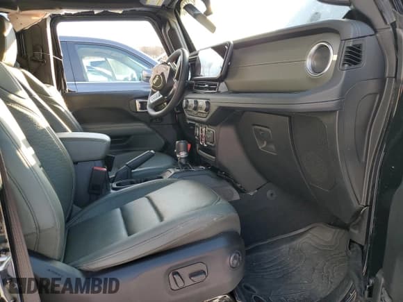 ✅ 2024 Jeep Wrangler High Altitude • VIN: 1C4RJXU62RW115897 • Lot: 42583395. Wystawiony na Copart z przebiegiem 18 054 mil. Bezpłatny archiwum sprzedaży aukcyjnych z USA i szczegółowy raport historii pojazdu na DreamBid. Zdjęcie 7.