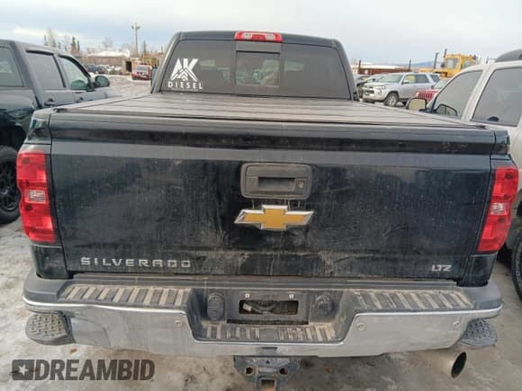 ✅ 2015 Chevrolet Silverado 2500HD LTZ • VIN: 1GC1KWE84FF180962 • Lot: 51786335. Wystawiony na Copart z przebiegiem 85 177 mil. Bezpłatny archiwum sprzedaży aukcyjnych z USA i szczegółowy raport historii pojazdu na DreamBid. Zdjęcie 6.