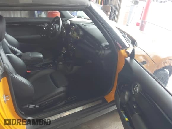 ✅ 2017 MINI Convertible Cooper S • VIN: WMWWG9C31H3C81428 • Lot: 42192920. Wystawiony na IAAI z przebiegiem 75 861 mil. Bezpłatny archiwum sprzedaży aukcyjnych z USA i szczegółowy raport historii pojazdu na DreamBid. Zdjęcie 5.