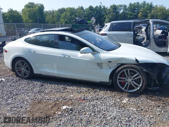 ✅ 2015 Tesla Model S 85D • VIN: 5YJSA1H20FFP78214 • Lot: 43129690. Wystawiony na IAAI z przebiegiem 117 219 mil. Bezpłatny archiwum sprzedaży aukcyjnych z USA i szczegółowy raport historii pojazdu na DreamBid. Zdjęcie 13.