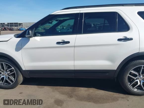 ✅ 2018 Ford Explorer Sport • VIN: 1FM5K8GT6JGC87122 • Lot: 43673299. Wystawiony na IAAI z przebiegiem 118 391 mil. Bezpłatny archiwum sprzedaży aukcyjnych z USA i szczegółowy raport historii pojazdu na DreamBid. Zdjęcie 15.