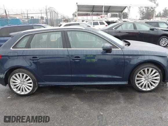 ✅ 2017 Audi A3 e-tron Sportback Premium Plus • VIN: WAUTPBFFXHA035549 • Lot: 41547798. Wystawiony na IAAI z przebiegiem 65 808 mil. Bezpłatny archiwum sprzedaży aukcyjnych z USA i szczegółowy raport historii pojazdu na DreamBid. Zdjęcie 13.