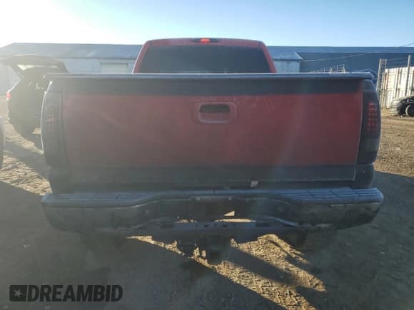 ✅ 2005 Chevrolet Silverado 2500HD LS • VIN: 1GCHK23235F948175 • Lot: 93094835. Wystawiony na Copart z przebiegiem Nie podano. Bezpłatny archiwum sprzedaży aukcyjnych z USA i szczegółowy raport historii pojazdu na DreamBid. Zdjęcie 6.