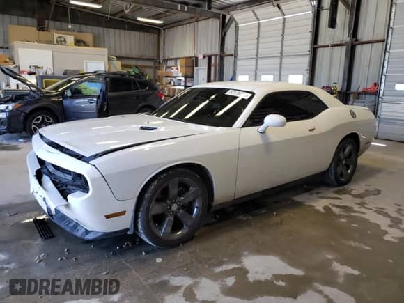 2013 Dodge Challenger SXT z VIN 2C3CDYAG3DH570057, wystawiony jako Copart lot #60176214 z przebiegiem Nie podano mil oraz Szkoda całkowita • Salvage title. Historia ofert i sprzedaży dostępna na DreamBid. Obrazek 1.