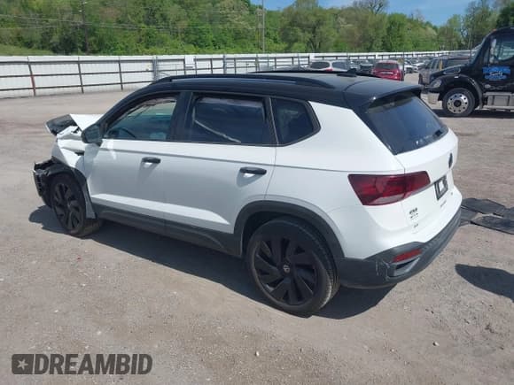 ✅ 2024 Volkswagen Taos SE Black • VIN: 3VVLX7B20RM126533 • Lot: 42238222. Wystawiony na IAAI z przebiegiem 6 971 mil. Bezpłatny archiwum sprzedaży aukcyjnych z USA i szczegółowy raport historii pojazdu na DreamBid. Zdjęcie 3.