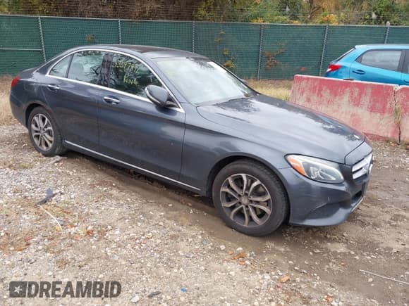 ✅ 2015 Mercedes-Benz C 300 • VIN: 55SWF4KB0FU081685 • Лот: 43597897. Опубликован ранее на IAAI с пробегом 175 704 миль. Бесплатный доступ к архиву аукционных продаж из США и подробный отчёт об истории автомобиля на DreamBid. Изображение 1.