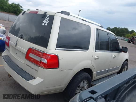 ✅ 2008 Lincoln Navigator • VIN: 5LMFU28598LJ20036 • Lot: 42530286. Wystawiony na IAAI z przebiegiem 240 871 mil. Bezpłatny archiwum sprzedaży aukcyjnych z USA i szczegółowy raport historii pojazdu na DreamBid. Zdjęcie 4.