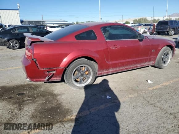 ✅ 2006 Ford Mustang GT Deluxe • VIN: 1ZVFT82H365215741 • Лот: 82448915. Опубликован ранее на Copart с пробегом 98 674 миль. Бесплатный доступ к архиву аукционных продаж из США и подробный отчёт об истории автомобиля на DreamBid. Изображение 3.