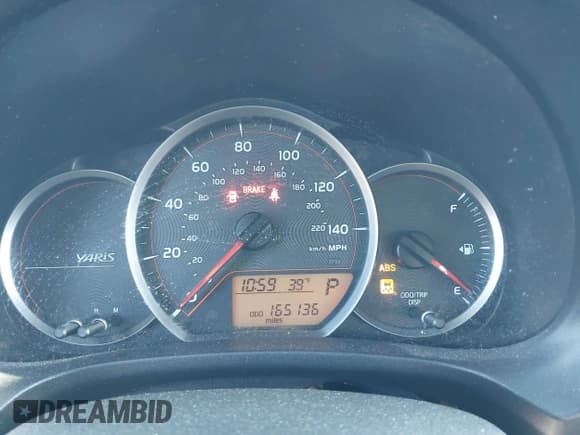 ✅ 2013 Toyota Yaris LE • VIN: JTDKTUD32DD563433 • Lot: 43745320. Wystawiony na IAAI z przebiegiem 165 136 mil. Bezpłatny archiwum sprzedaży aukcyjnych z USA i szczegółowy raport historii pojazdu na DreamBid. Zdjęcie 7.